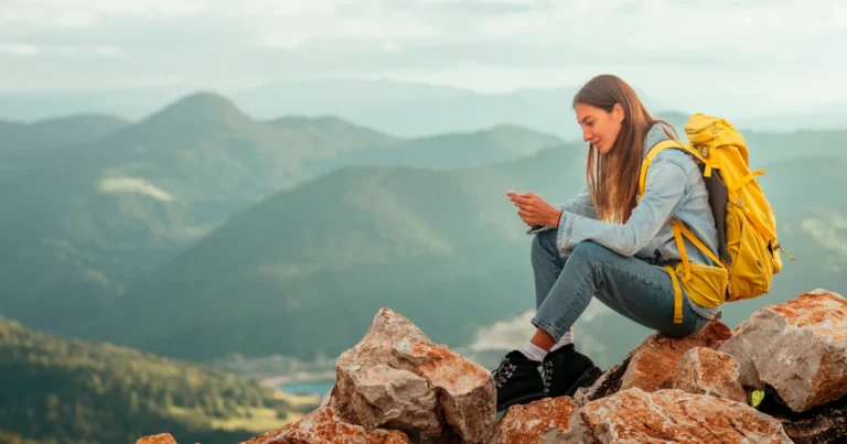 Nomad Chip eSIM internacional para viagem | Cartão Pré-Pago Internacional Viajante usando celular com o Nomad Chip eSIM durante viagem internacional
